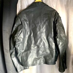 QUALITY. NEVER WORN. MOTORCYCLE STYLE, BLACK LEATHER JACKET.